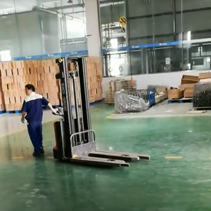 中力電動(dòng)堆高車(chē)（中力鋼鐵俠）